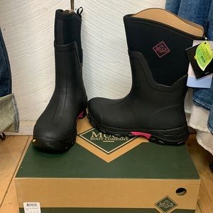 NWT, Never been worn, ladies muck boots